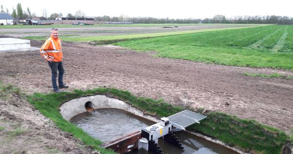 In de droge sloten op De Berkt, tussen Heesch en Vinkel, komt weer water. Dankzij een inventieve Vin