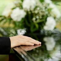 Nienke (45) verloor een dag na elkaar haar beide ouders