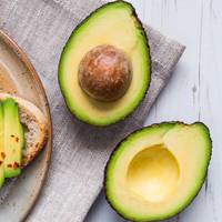 Met dít trucje kun je een onrijpe avocado meteen eten