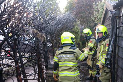 Drie auto's beschadigd door forse brand aan heg in Otterlo