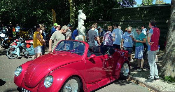 Knallende motors en zoemende brommers bij jarig Oldtimershow