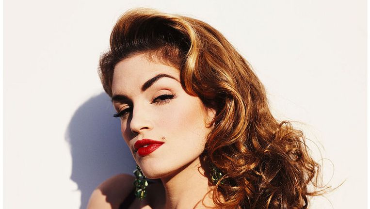 Model met moedervlek boven lip