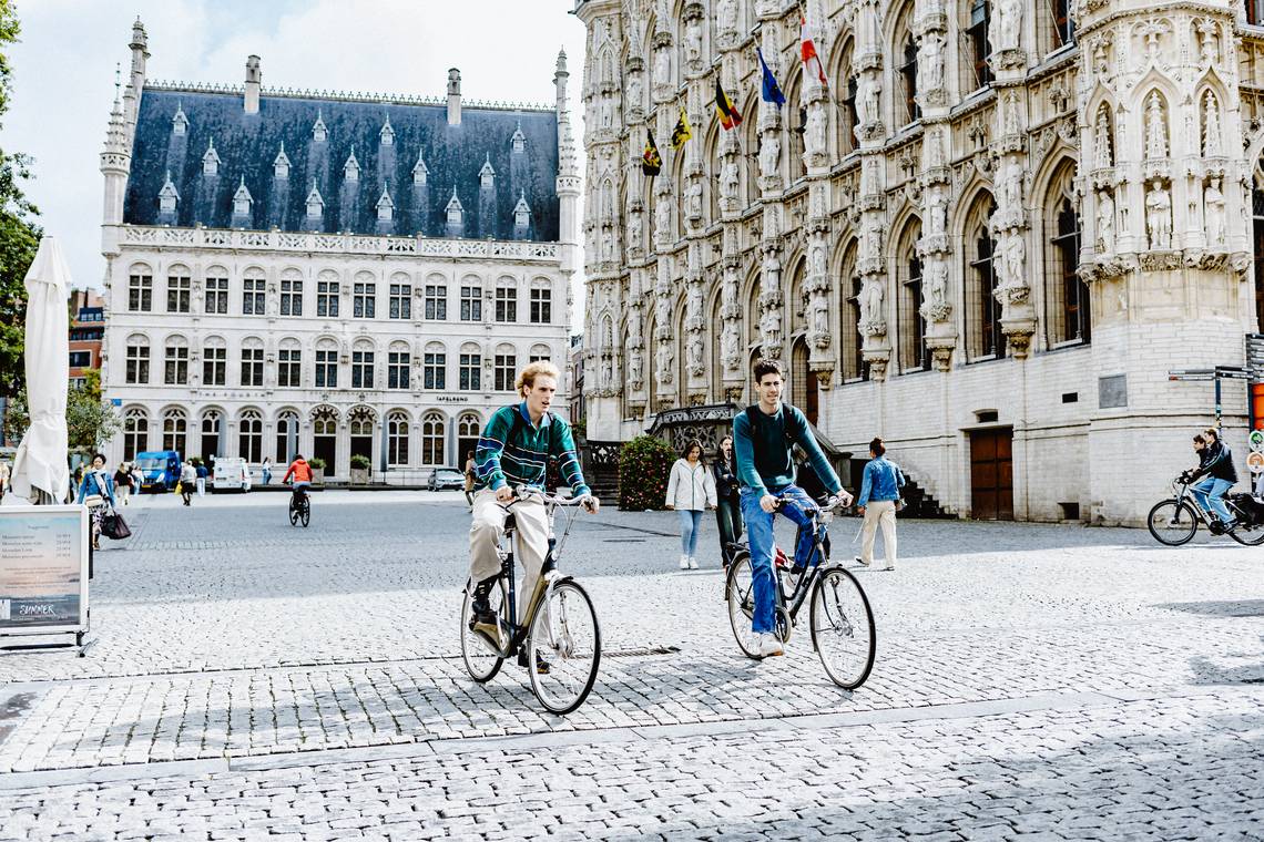 ‘De kerk zit hier nog wel, maar kan niet meer aan de knoppen’: KU Leuven reageert gelaten op pausbezoek