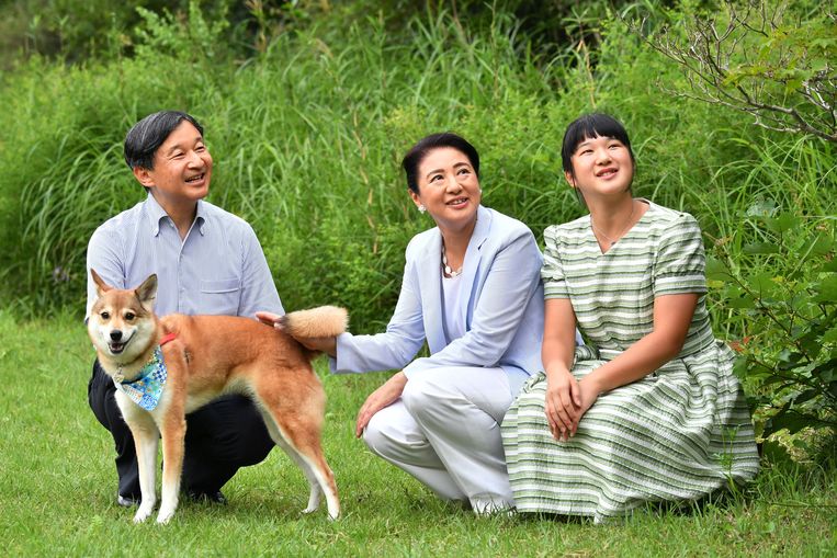 Prinses Aiko zit rechts, naast Keizer Naruhito en keizerin Michiko.