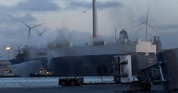 Grote brand op schip met tweedehandsauto's in Antwerpen - PZC