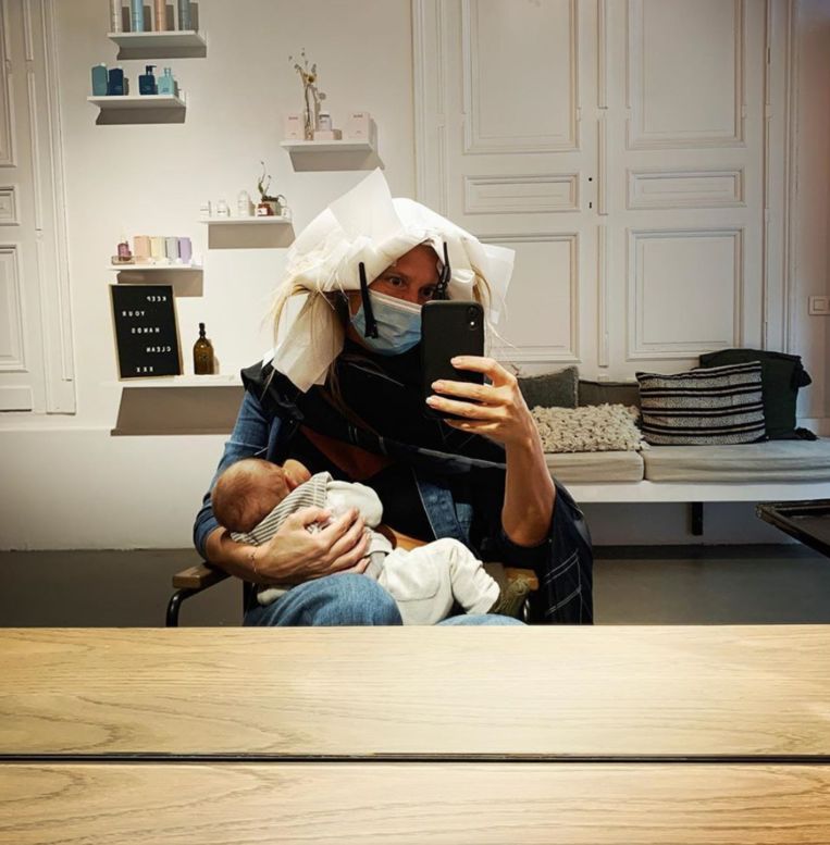 Nathalie Meksens combineert een kappersbezoek vlotjes met borstvoeding geven.