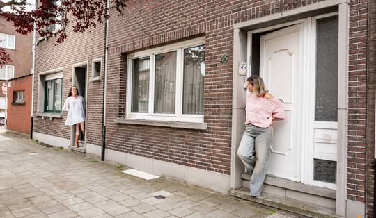 Al 13 jaar gescheiden maar Freya en Lieve wonen gelukkig naast elkaar: ‘Als een nieuwe partner dit niet begrijpt, dan zal het niet werken’
