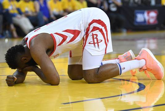 James Harden ligt op de grond, nadat Draymond Green hem in zijn oog heeft geraakt.