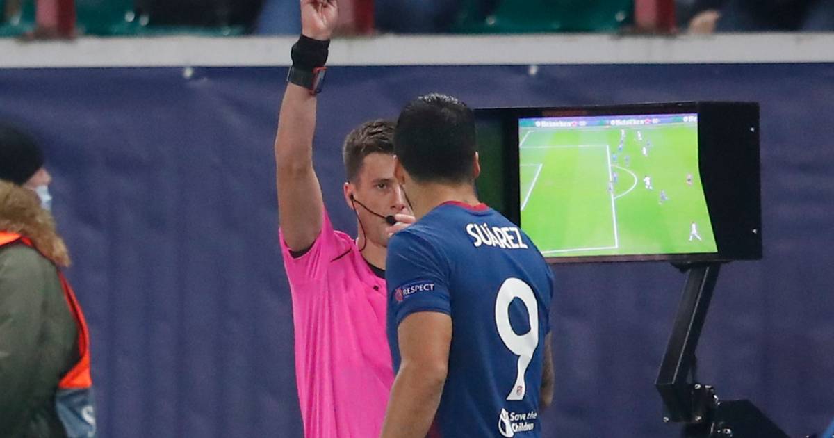 Gele kaart voor Luis Suárez na meekijken op VAR-scherm - De Gelderlander