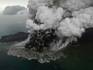 Vulkaan Anak Krakatau barstte in 2018 ook al eens uit (te zien op de foto), met een dodelijke tsunami tot gevolg.