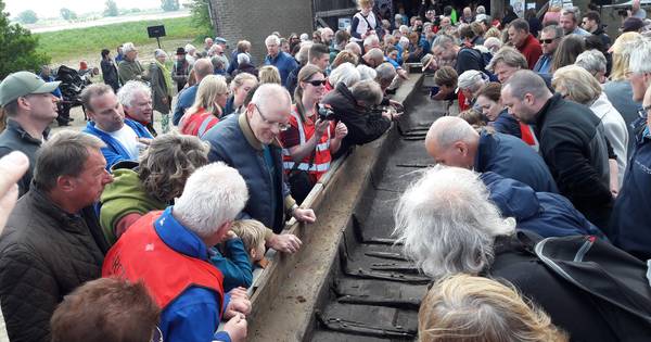 Na 1700 jaar ziet kano uit de Maas weer het zonlicht