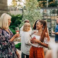 Déze 5 ongeschreven regels gelden op feestjes, zegt de etiquettecoach