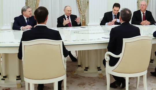 Ondanks vijf uur onderhandelen: geen akkoord over einde oorlog, meldt Kremlin • Washington spreekt over ‘vooruitgang’