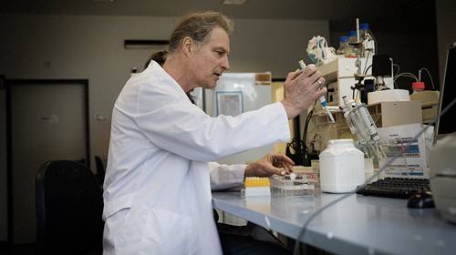 Dit is de man die als eerste ter wereld een betrouwbare coronatest ontwikkelde