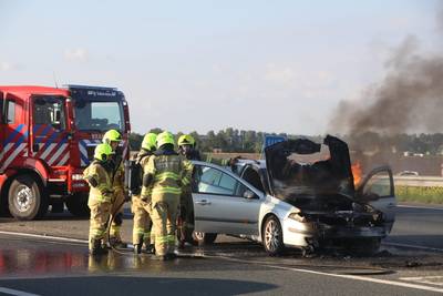 Auto brandt uit op A30 bij Ede