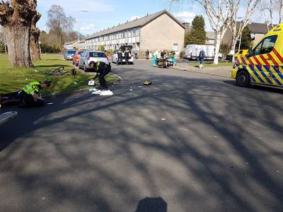 Automobilist wil fietser helpen, valt en moet zelf gereanimeerd  worden