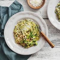 Pastasalade met romige avocadosaus en gehaktballetjes 