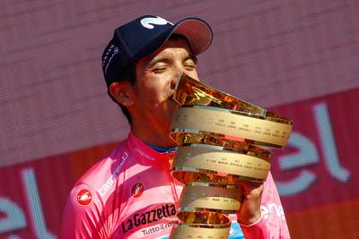 Girowinnaar Carapaz tekent voor drie jaar bij Team Ineos