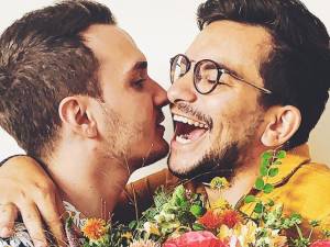 Un jeune Belge publie une photo de lui avec son conjoint: Instagram le censure, Angèle réagit