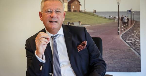 Burgemeester Van Maaren verlaat Urk: 'De dynamiek hier heb ik nooit als belastend ervaren' - De Sten