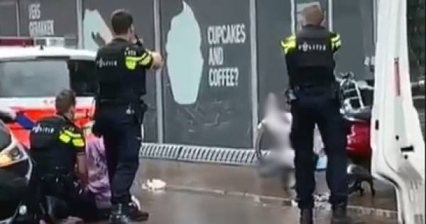 Politie arresteert met getrokken wapens minderjarige meiden na mislukte beroving.