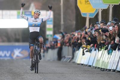 Van der Poel klopt concurrent Van Aert in Azencross
