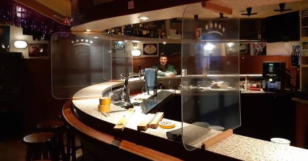 Gasten van Halosta in Aalst zitten er straks koninklijk bij: plexiglas uit Paleis Het Loo op de bar 