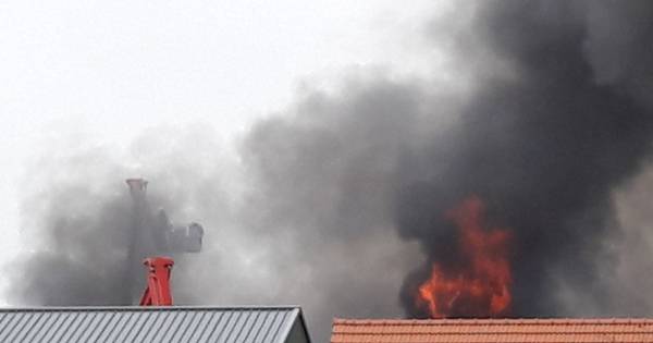 Schade bij Stork Uitvaartverzorging door brand Hedel; ramen in aula zijn gebarsten - BD.nl