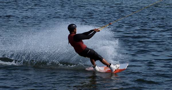 Nog een watersportongeluk op de Maas, tiener botst tegen paal bij Veen - BD.nl