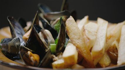 102. Moules frites à la bière blanche