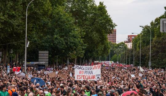 Tienduizenden Spanjaarden de straat op tegen wooncrisis, 87-jarige vrouw die uit huis werd gezet symbool van protest