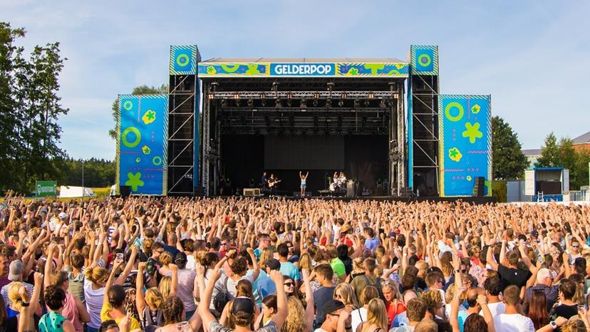 Publiek met handen in de lucht op Gelderpop Festival