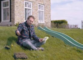 Een groen gazon zónder gras, zo doe je dat volgens boer Tom