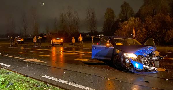 Gewonde bij aanrijding tussen drie auto's in Huissen, hond vlucht en is spoorloos.