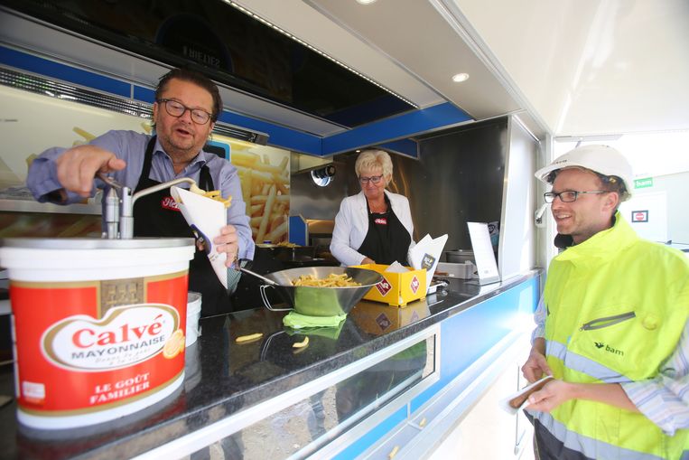 Coucke bakt friet voor bouwvakkers | Oostende | Regio | HLN