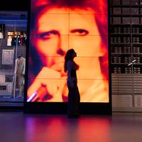 Van gigantische vleugels tot handgeschreven lyrics: schatten uit het nieuwe Bowie-archief in Londen