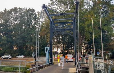 Tractorcombinatie ramt brug in Haghorst: scheep- én wegverkeer ligt hele weekend stil
