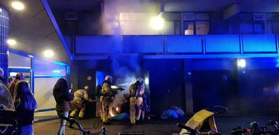 Enkele woningen van flat ontruimd na brand in container