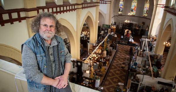 Hoe God in de kerk van Biest-Houtakker voor brocante week