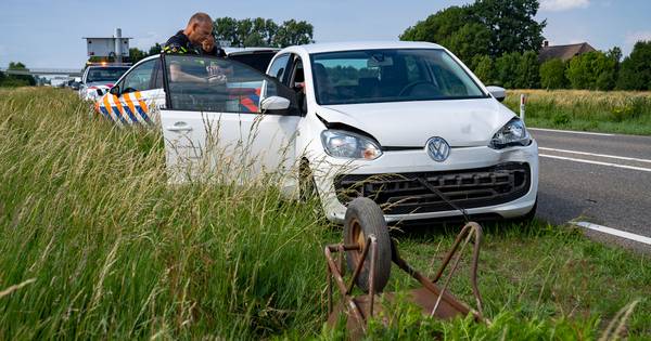 Kruiwagen valt van aanhangwagen nadat wiel afbreekt: twee auto's beschadigd - BD.nl