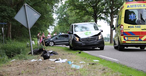 Vrouw wordt onwel nadat ze bromfietser aanrijdt | Dalfsen - De Stentor