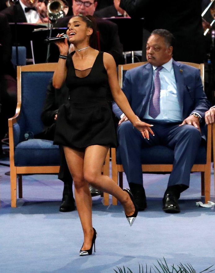 Verbazingwekkend Forse kritiek op Ariana Grande om 'respectloos' jurkje op uitvaart WZ-25