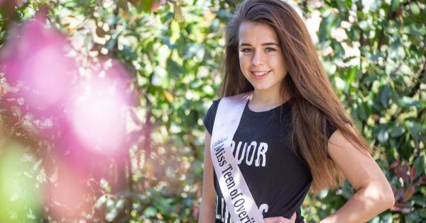 Albergse Pien wil Miss Teen worden en oefent noodgedwongen thuis haar catwalkloopje - Tubantia