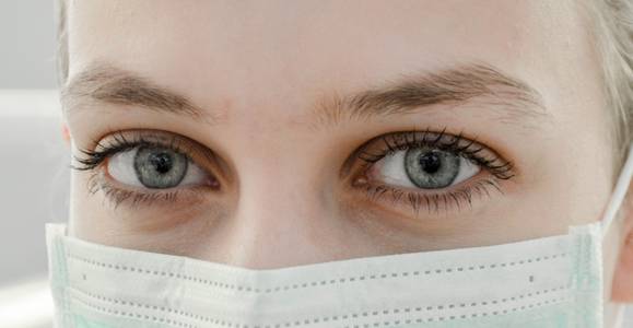 Zuinig met foundation en opvallende ogen: de beste make-uptips met mondmasker