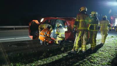 Pakketbezorger over de kop op A1 bij Apeldoorn