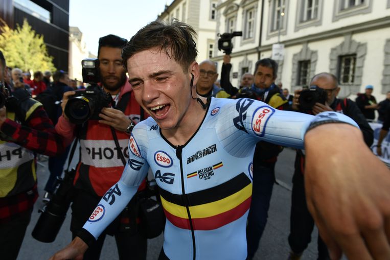 "Bolt rijdt op een fiets. Hij heet Remco Evenepoel" en "Om ...