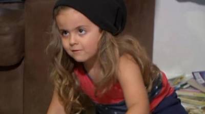 Kleuter mag niet naar school omdat moeder zijn haar niet wil laten knippen