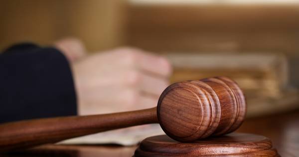 Bestelbus klapt achter op vrachtwagen, bijrijder zwaargewond: werkstraf en rijverbod voor bestuurder