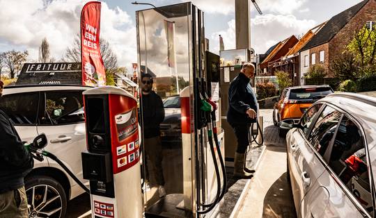 Maximumprijs van benzine 95 stijgt voor het eerst sinds 2022 boven de 2 euro per liter, ook diesel wordt duurder