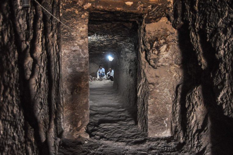 Een van de recent ontdekte graftombes waar archeologen aan het werk zijn. 